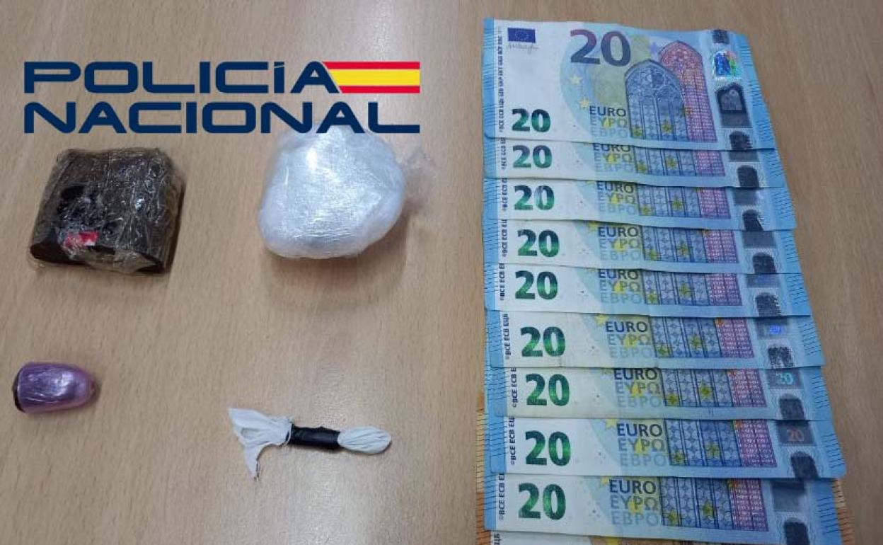 Dorga y dinero incautado durante los registros.