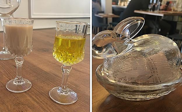 Chupitos por cortesía de la casa y la cuenta en un conejito de cristal.