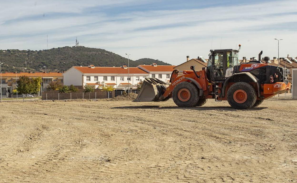Primeros trabajos en los terrenos en los que irá el colegio de Proa, antes del parón de la obra. 