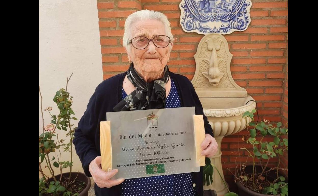 Evarista Rubio Galán con la placa que le entregó el Ayuntamiento por sus 108 años. 