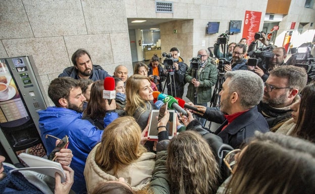 La abogada de los acusados, Sylvia Córdoba, atiende a los medios de comunicación en el Palacio de Justicia. 