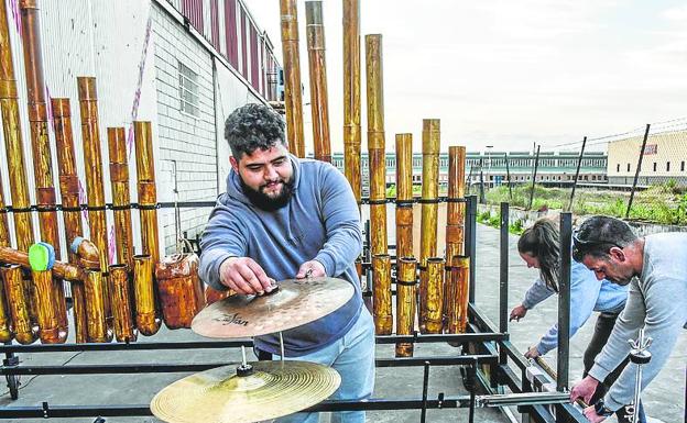 Algunos músicos colocan los instrumentos para el domingo.