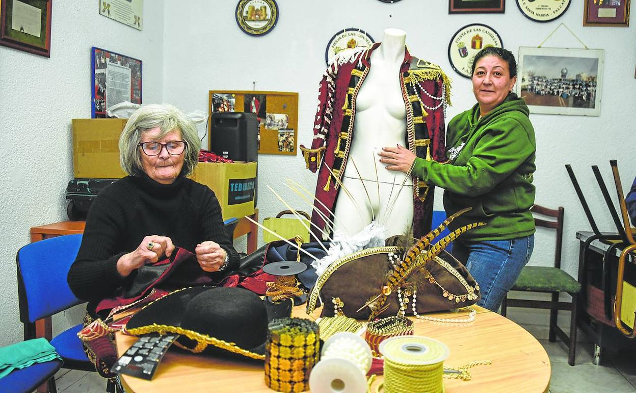 Encarna Rodríguez y Raquel Cordero terminan sus disfraces. 