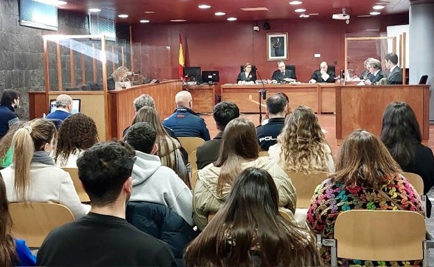 Imagen del interior de la sala. En la primera fila están los acusados. 