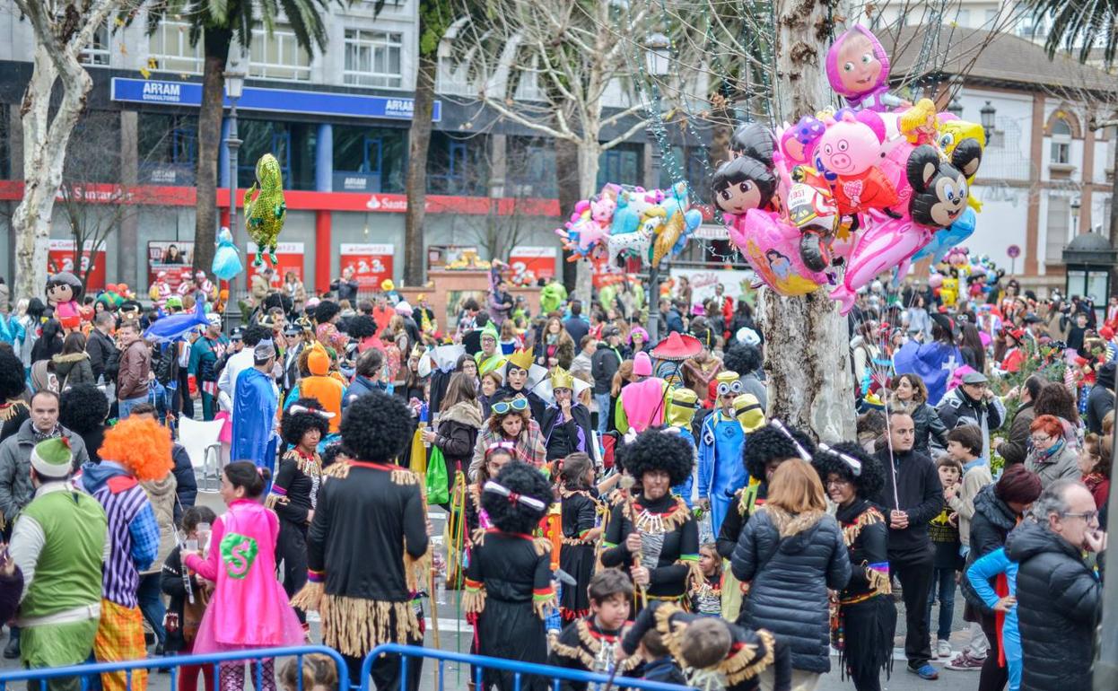 Ambiente en el carnaval de día de San Francisco, en Badajoz. 