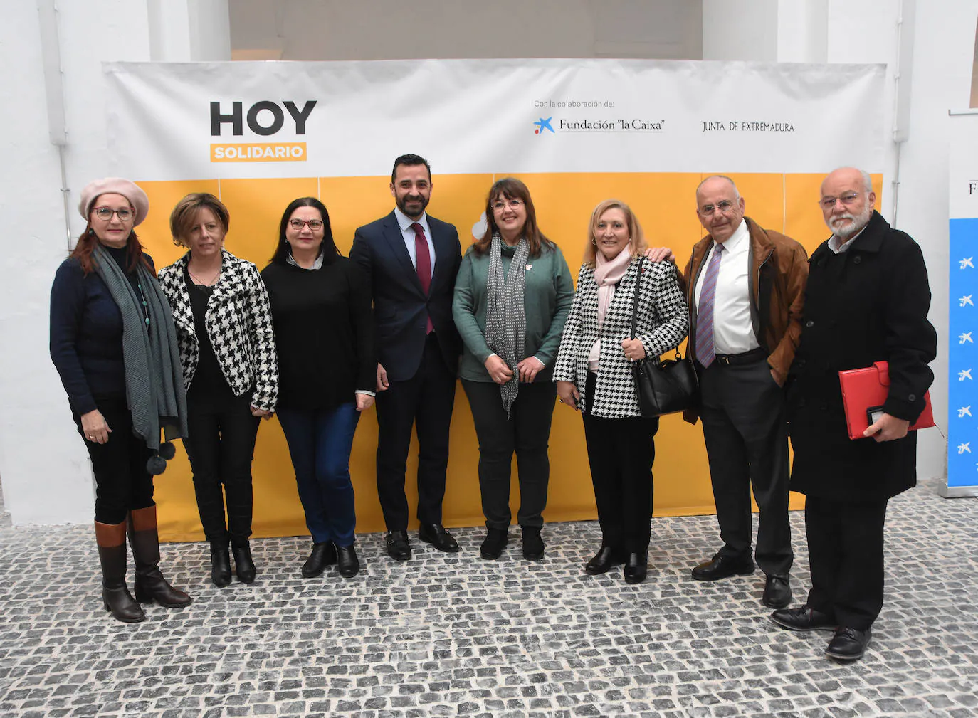 Angélica Trejo, presidenta de Celíacos Extremadura; Mercedes Arias del Economato Social de Badajoz; María del Carmen Expósito, presidenta de la Asociación de Alzheimer de Badajoz (Afaex); Cesar Corcho, director comercial de CaixaBank en Extremadura y Castilla la Mancha; Virtudes Carrasco de Admo; Isabel Rolán, presidenta de la Asociación Oncológica Extremeña; Pedro Arias, Presidente de la Fundación Dolores Bas; Ricardo Cabezas de la Asociación de Vecinos del Gurugú