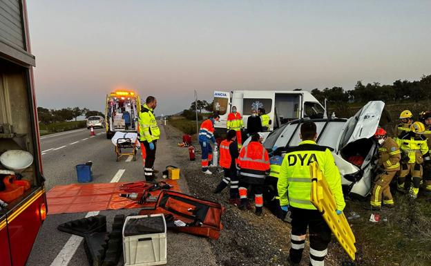 Imagen de los servicios de emergencia trabajando en el lugar del accidente.