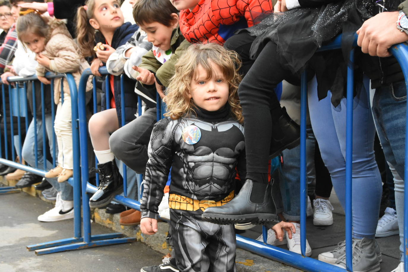 Fotos: Los comparseros más pequeños sirven el aperitivo del gran desfile de Carnaval