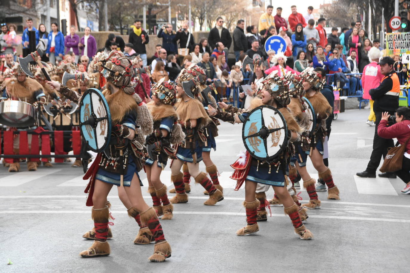 Fotos: Los comparseros más pequeños sirven el aperitivo del gran desfile de Carnaval