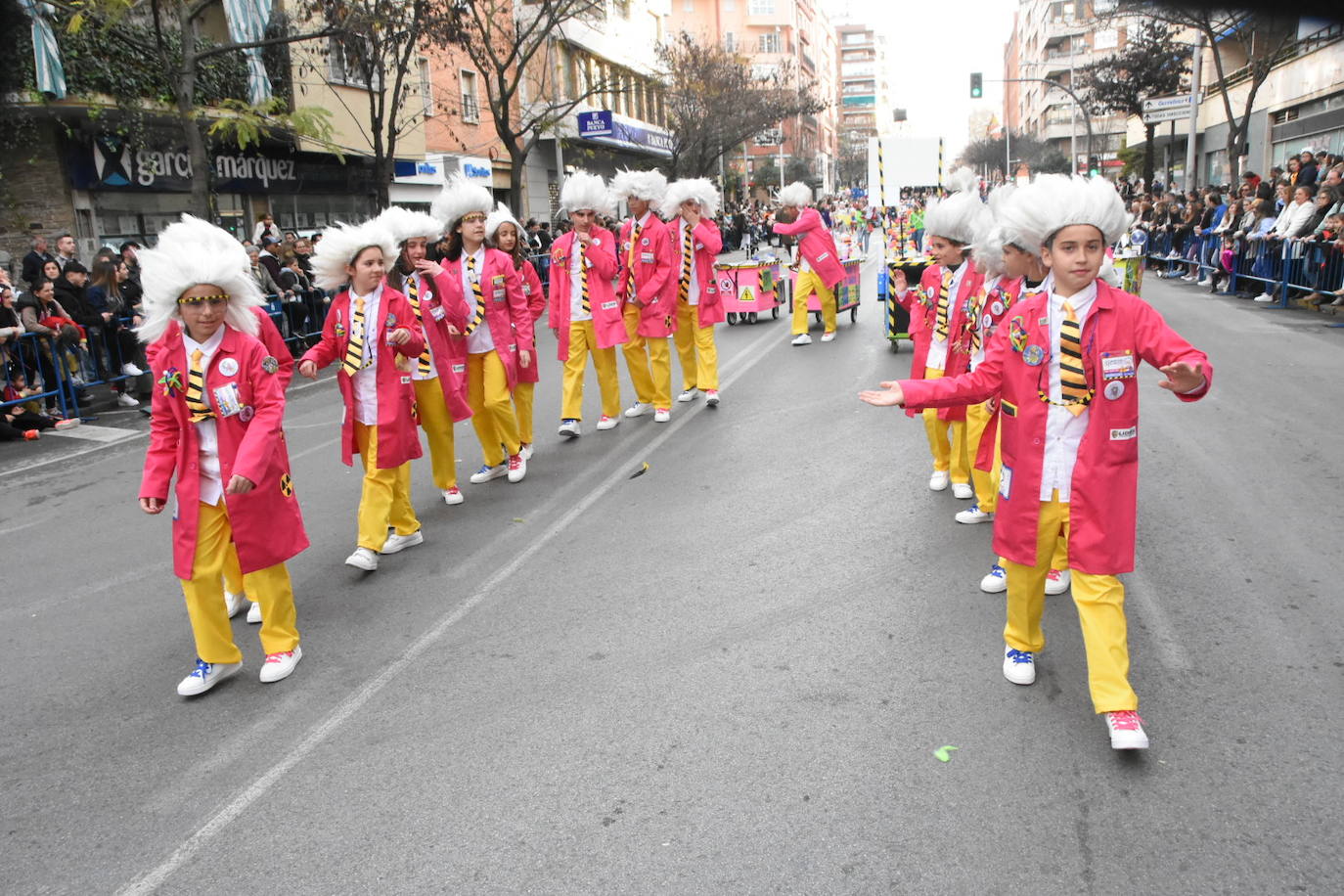 Fotos: Los comparseros más pequeños sirven el aperitivo del gran desfile de Carnaval