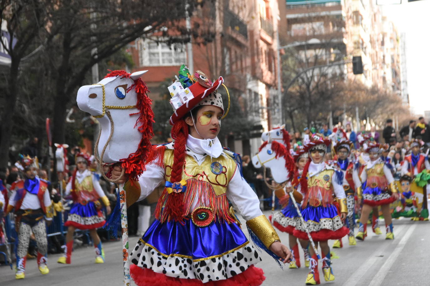 Fotos: Los comparseros más pequeños sirven el aperitivo del gran desfile de Carnaval