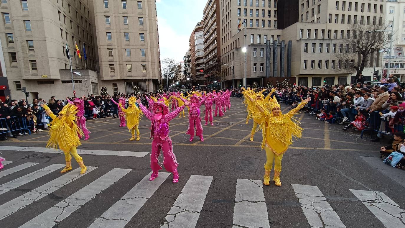 Fotos: Los comparseros más pequeños sirven el aperitivo del gran desfile de Carnaval