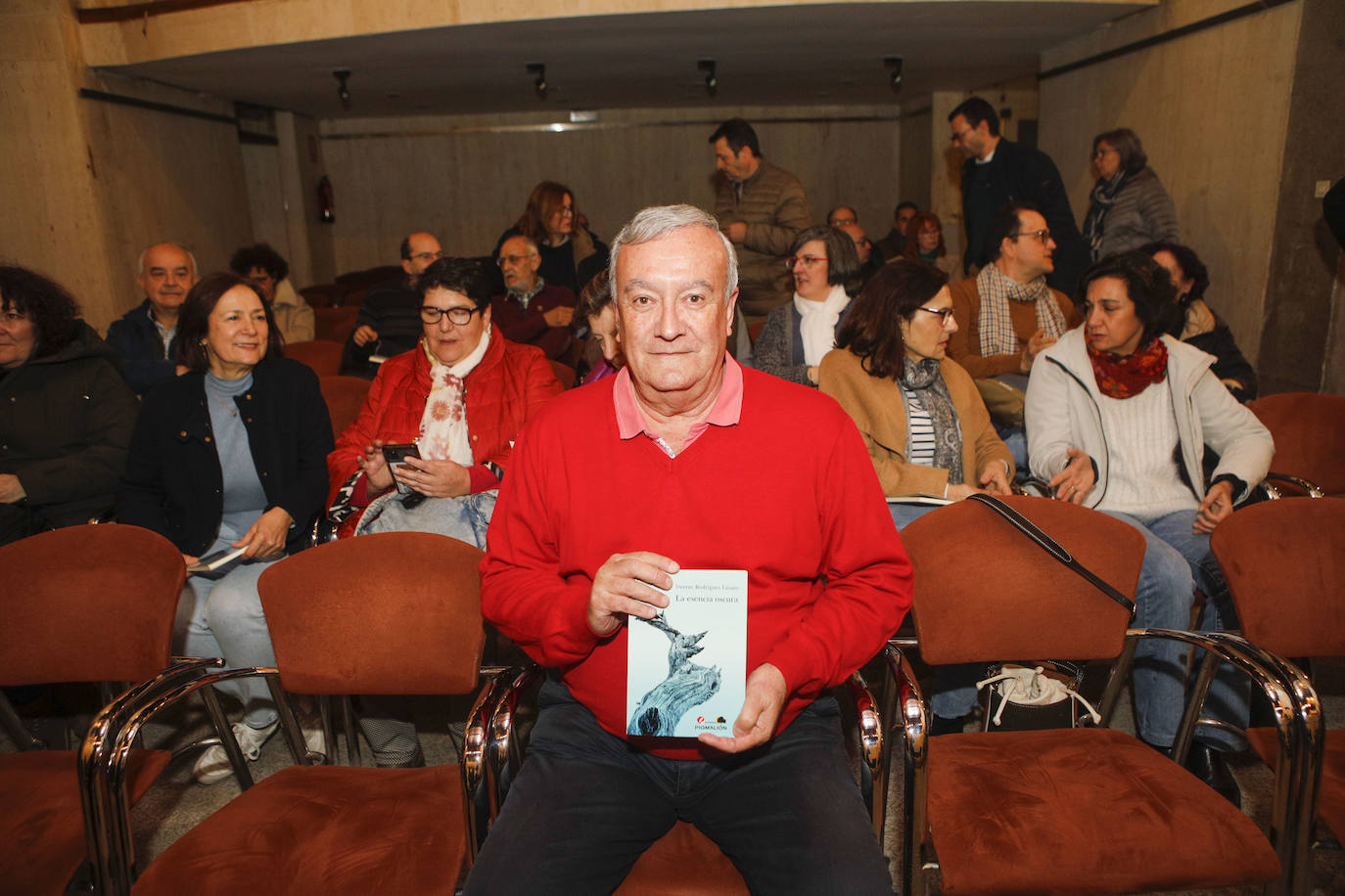 Vicente Rodríguez Lázaro presentó 'La esencia oscura'. 