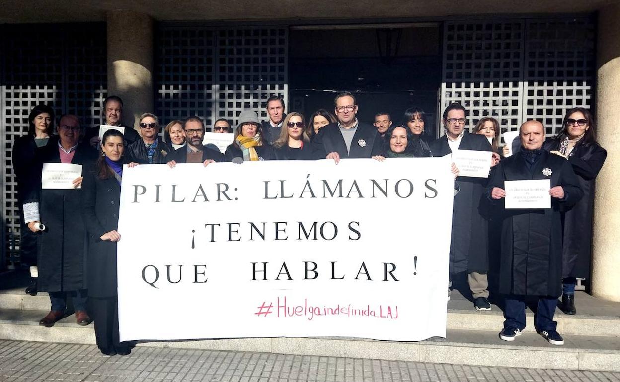 Letrados de Administración de Justicia a las puertas de los juzgados de Badajoz.