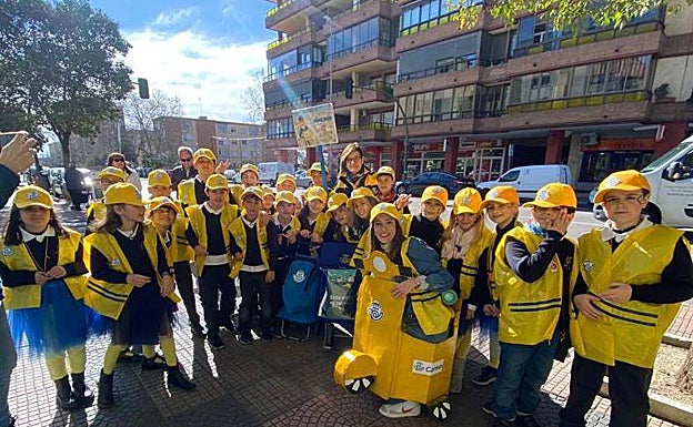 Homenaje a los servicios comunitarios hecho por los alumnos del Sagrado Corazón. 