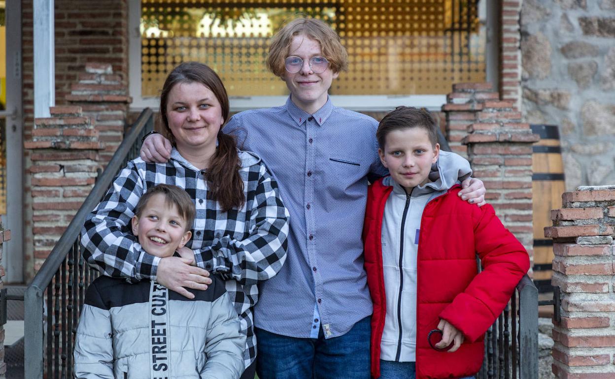 Nazar, Oksana, Dmytro y Andriy cumplen su primer año en Plasencia, ciudad a la que llegaron desde Ucrania. 