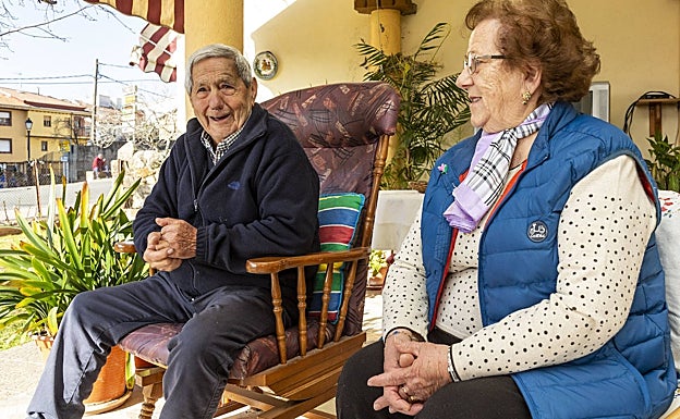 Pere Timón Botejara y Tomás Caset Álvarez, el pasado jueves en el jardín de su casa de Villanueva de la Vera.