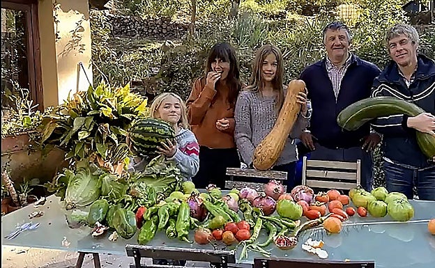 Vecinos del pueblo, en el anuncio que Correos emitió hace dos años.