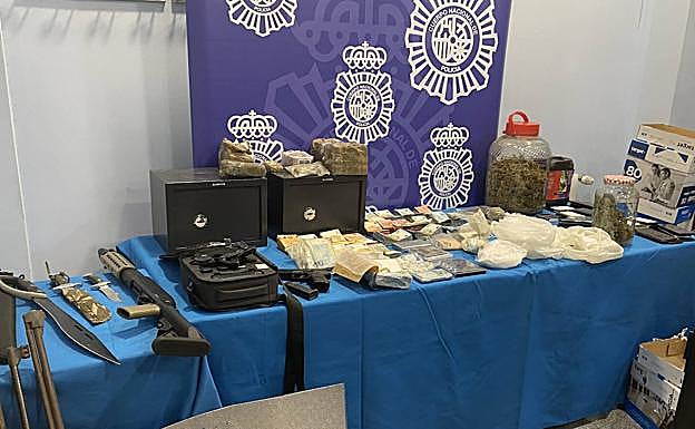 Droga, armas y dinero intervenidos por la Policía Nacional. 