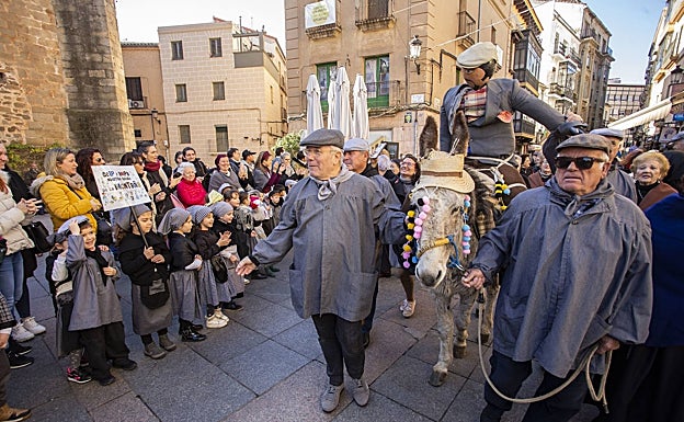 El pelele subido a lomos del burro recorrió las calles de la ciudad. 