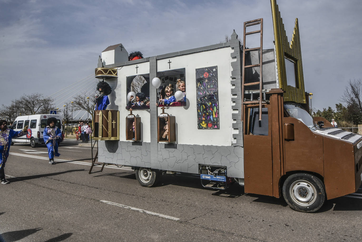 Fotos: Imágenes del desfile de artefactos del Carnaval de Badajoz