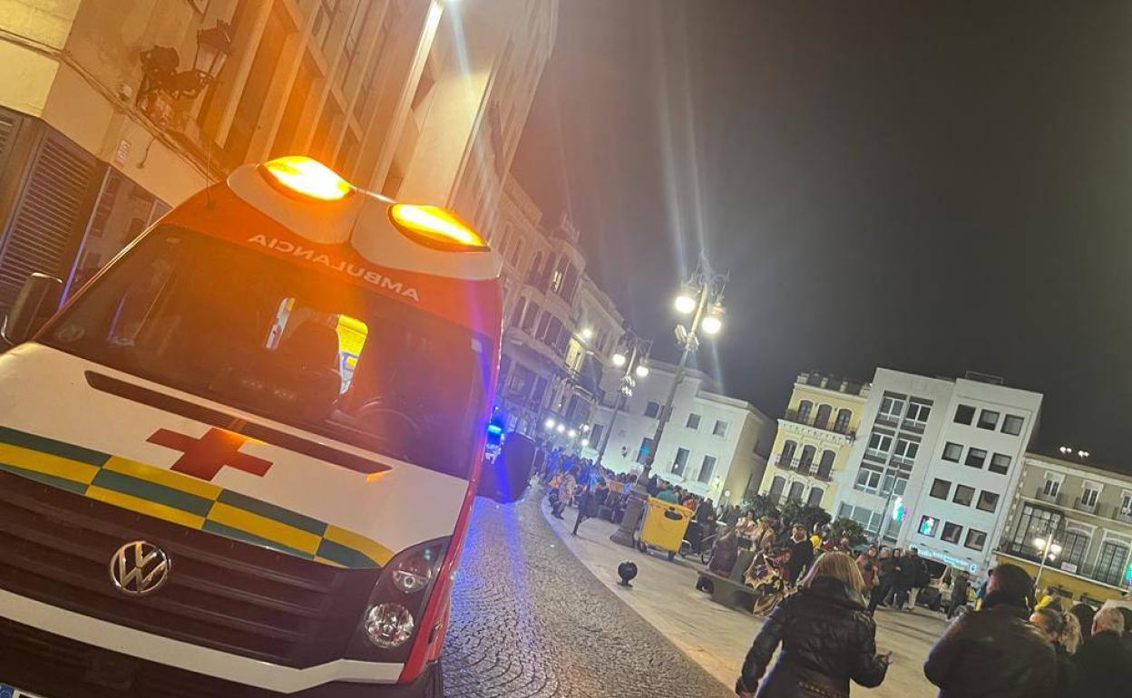 Unidad de Cruz Rooja en la Plaza de España de Badajoz, donde se congregaron cientos de personas para escuchar el pregón a cargo de José Mota.