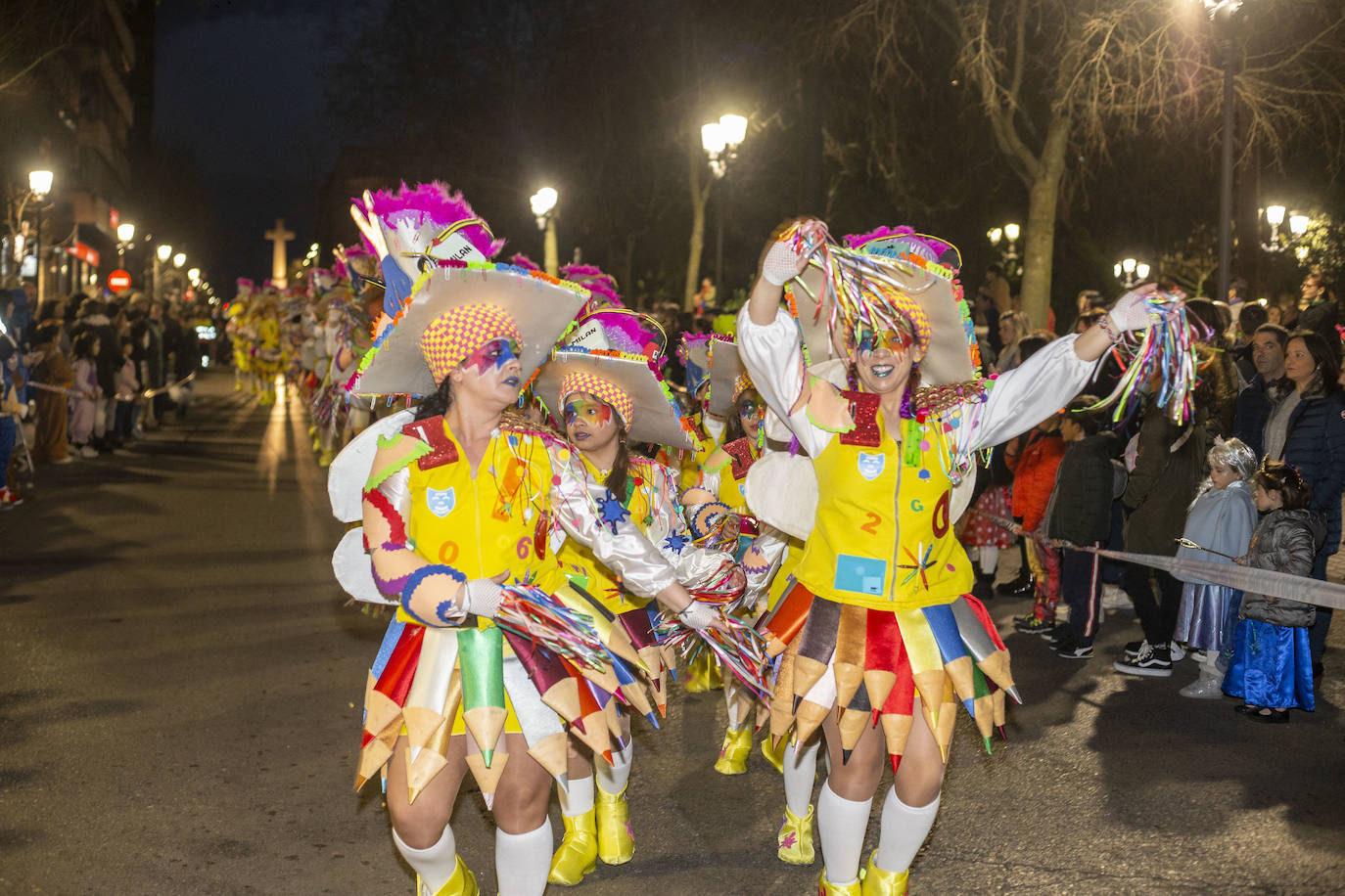 Fotos: Las comparsas hacen vibrar a Cáceres con su desfile