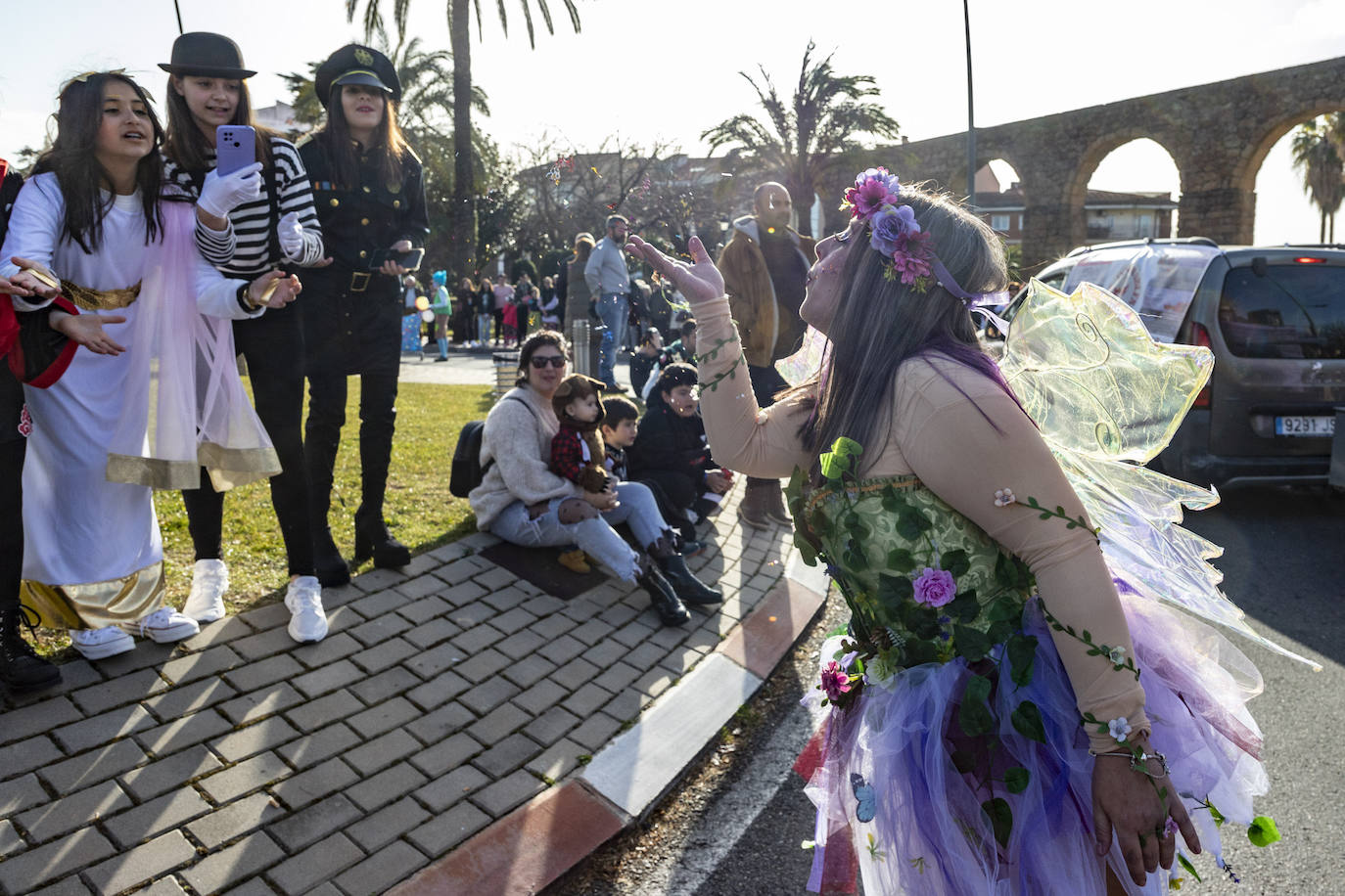 Fotos: Más de 400 personas protagonizan el desfile de Carnval en Plasencia