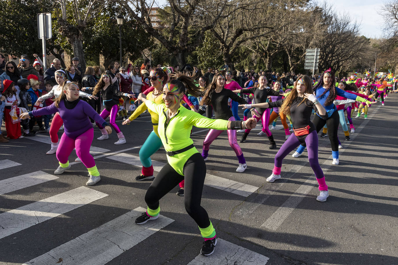 Fotos: Más de 400 personas protagonizan el desfile de Carnval en Plasencia