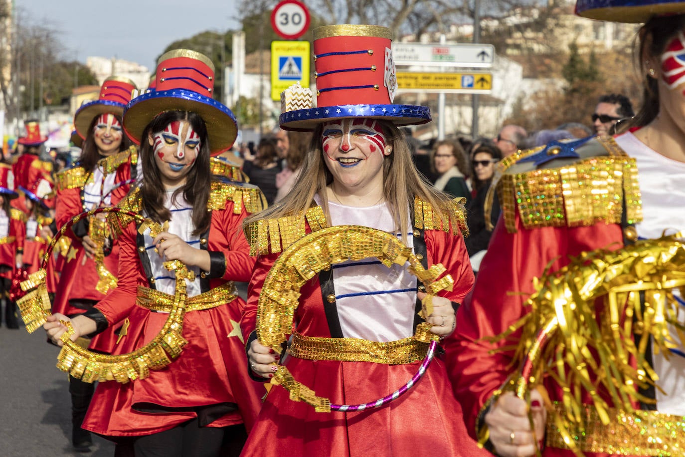 Fotos: Más de 400 personas protagonizan el desfile de Carnval en Plasencia