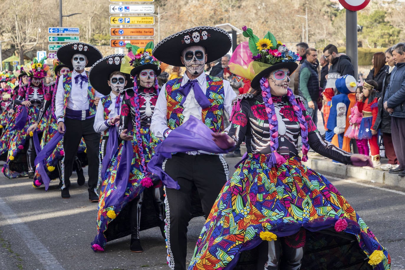 Fotos: Más de 400 personas protagonizan el desfile de Carnval en Plasencia