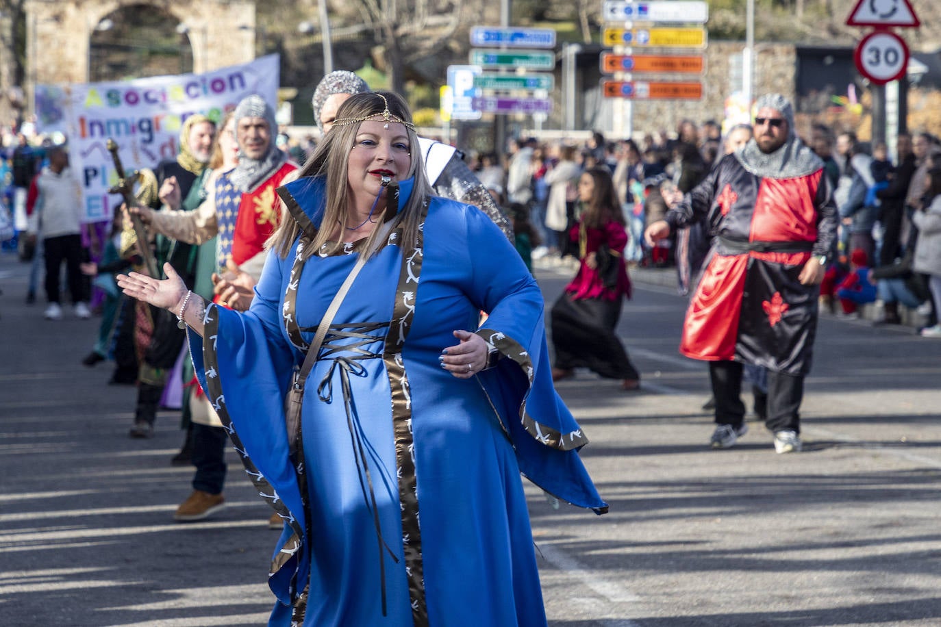 Fotos: Más de 400 personas protagonizan el desfile de Carnval en Plasencia