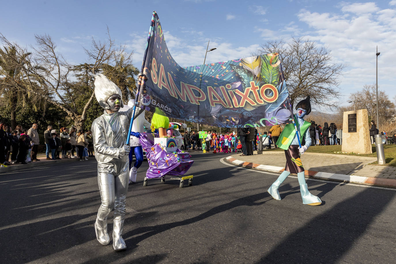 Fotos: Más de 400 personas protagonizan el desfile de Carnval en Plasencia