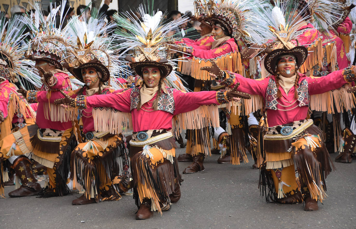 Por su parte Dekebais son vaqueros con espuelas para dar musicalidad a sus bailes. En su traje destaca el cuero, los flecos y los pinchos y llama la atención que algunos bailarines llevan camisa rosa y otros azul. El contraste es vistosidad. Sus bailes son muy rápidos. 