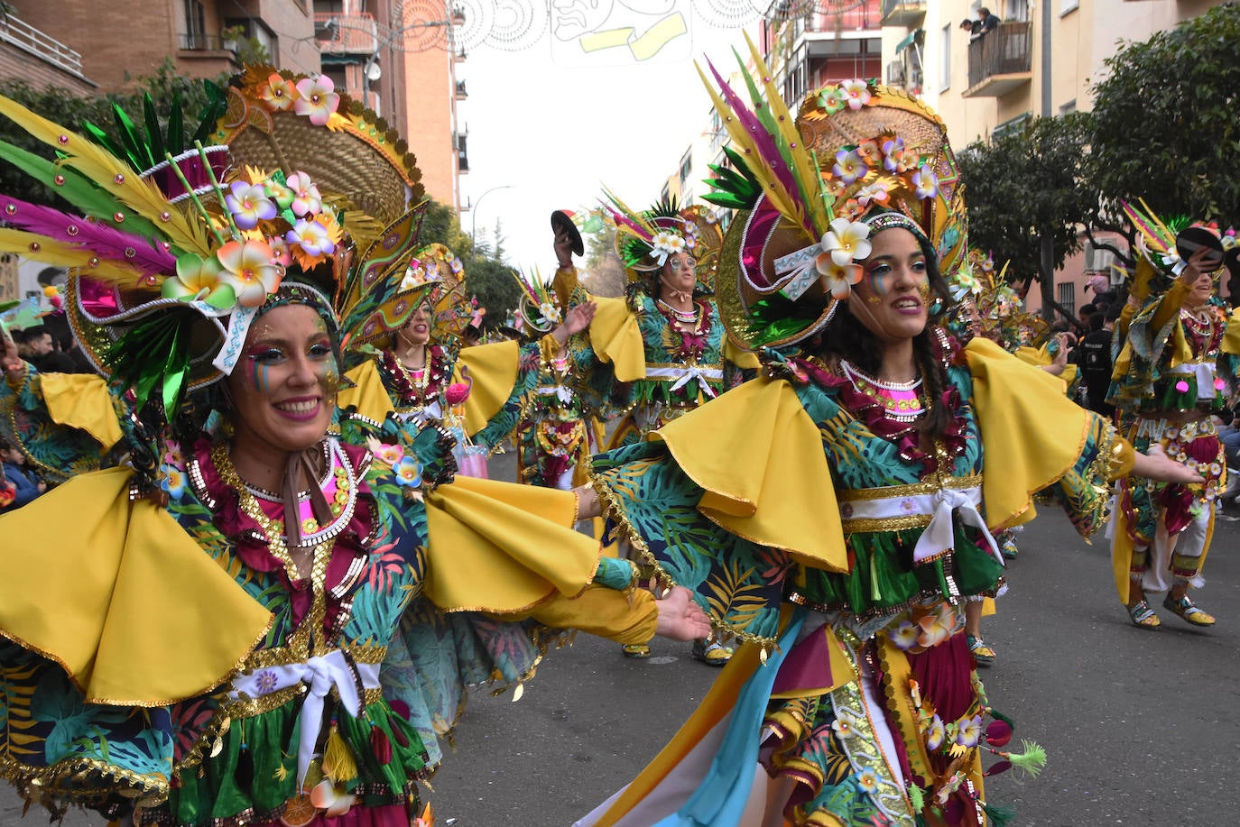 Los Tukanes le han dado energía al desfile. A pesar de ser la hora de la siesta han implicado al público para que disfrutase de la fiesta en su paraíso tropical y lo han conseguido. Sus ritmos caribeños son muy pegadizos y sus vestidos están llenos de color. Trasladan a la playa. 