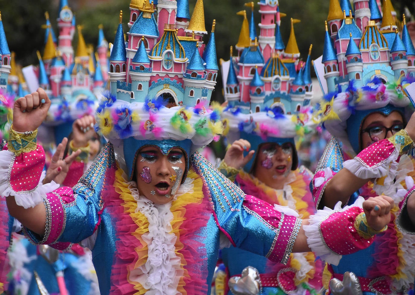En el puesto 32 desfiló Tarakanova. Los de Olivenza han contado un romántico cuento de hadas con castillo en su gorro y música de Disney en sus bailes. 