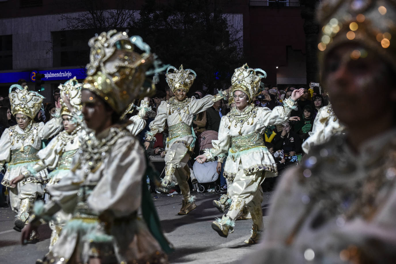 Vas como quieres ha querido este año representar el teatro clásico con un traje elegante en dorado y azul. En su coreografía se subían al escenario y jugaban con telas rojas y lanzamiento de papeles. Dos de sus componentes incluso hicieron danza aérea.