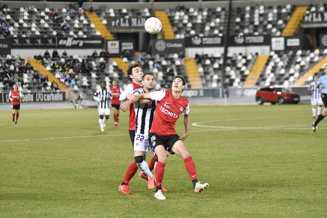 Fotos: Imágenes del partido entre el Badajoz y el Sanse