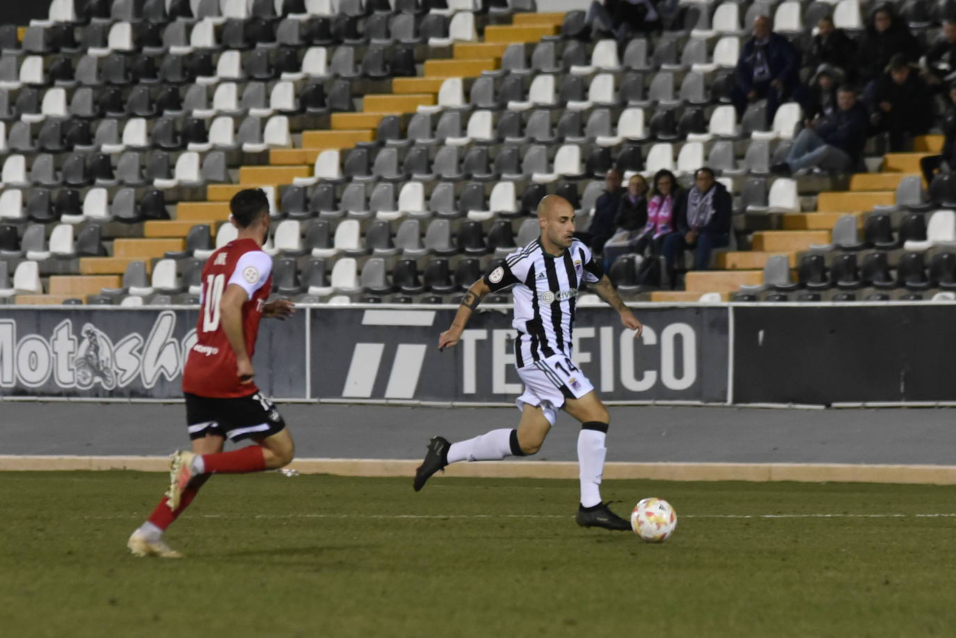 Fotos: Imágenes del partido entre el Badajoz y el Sanse