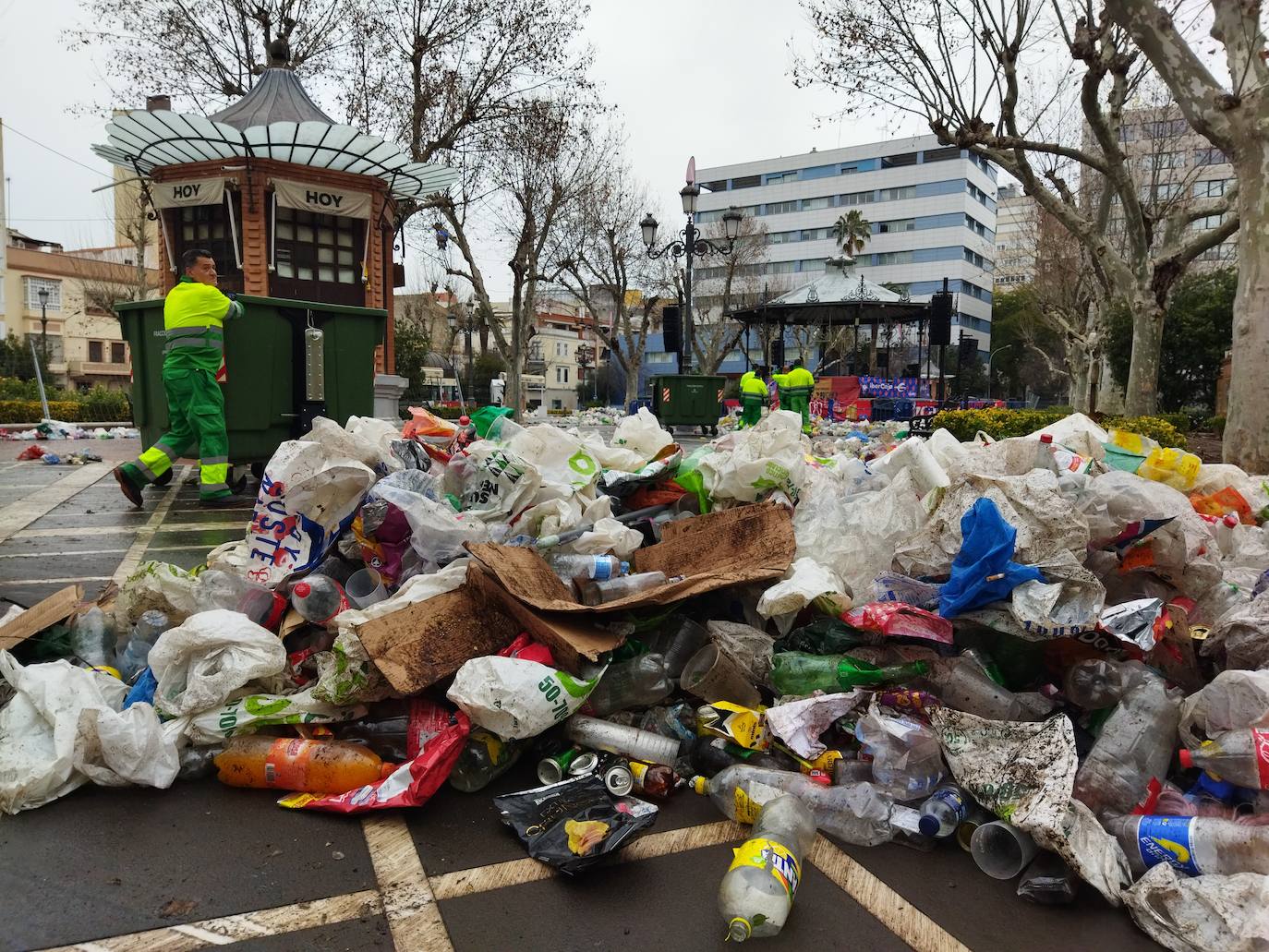 Fotos: La cara B del Carnaval: limpieza de calles tras la fiesta del sábado