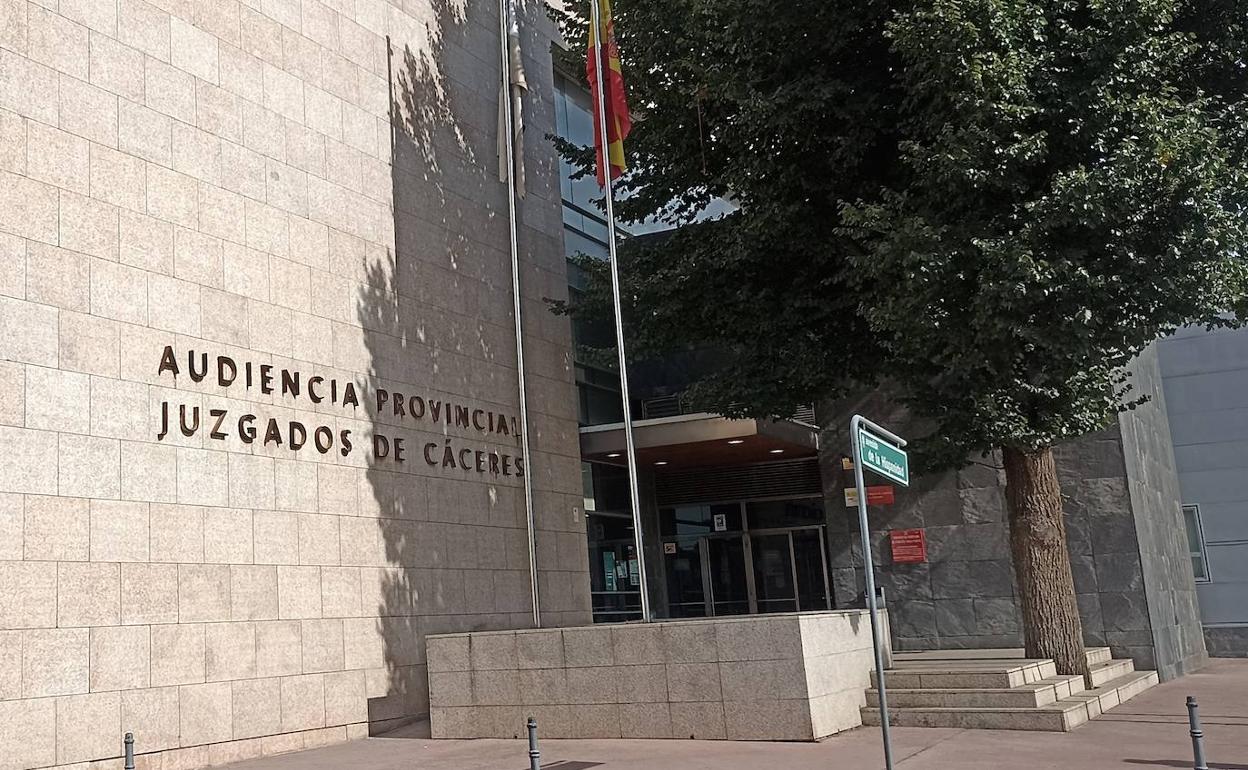 La Audiencia de Cáceres le ha condenado por abandono de familia y apropiación indebida. 