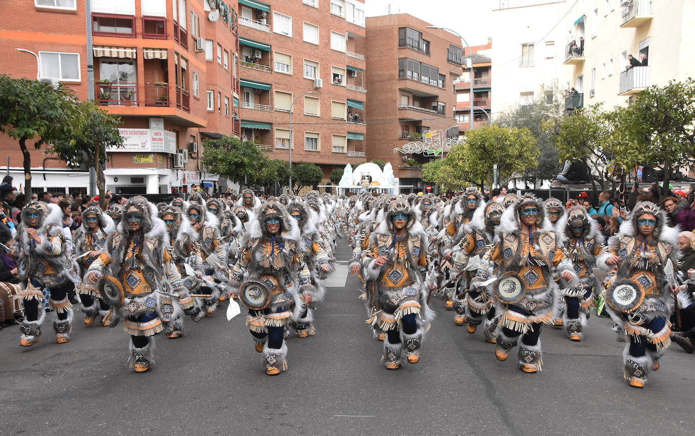 También viaja Vaivén en 2023, al Ártico, para representar la cultura inuit con un traje precioso. Simula pieles de animales con tonos grises y mostaza. Una enorme ballena se integra en el grupo de baile de esta numerosa comparsa con más de 400 miembros. Usan remos para rodearla y representar su caza
