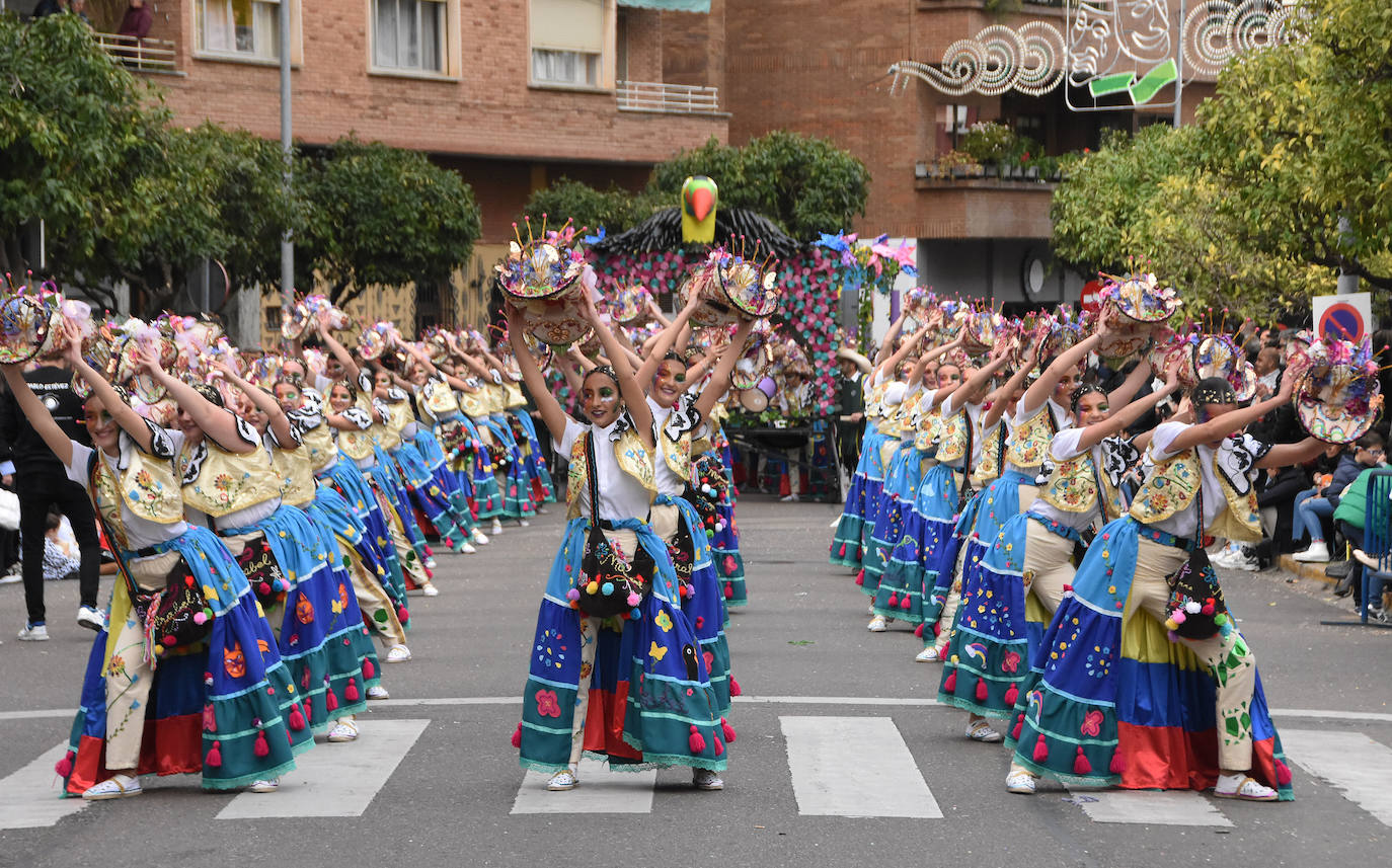 Meraki apuesta este año por Los Madrigal, la familia de la película de Disney Encanto. Su traje mezcla elementos de la película de dibujos con el traje típico de Colombia. De hecho llevan una falda reversible que es la que lleva la protagonista y, al darse la vuelta, muestra la bandera colombiana. También se convierte en capa. La música se aprovecha de las populares canciones de Encanto. 