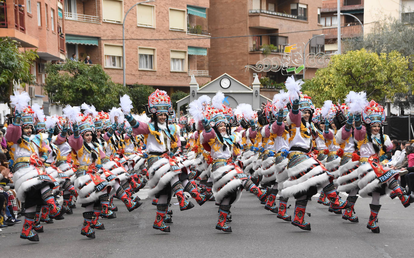 Los Colegas, la única comparsa cacereña, volvió al desfile tres años después viajando en el tren transiberiano, el que une Moscú con China. La última vez que este grupo fue en medio de transporte, en el Titanic, ganaron. Están precedidos por un enorme tren en el que entran todos sus bailarines y, tras el cuerpo de baile, los músicos van en una impresionante estación. El traje de Los Colegas no desmerece al montaje que les acompaña. Incluye elementos rusos y chinos e incluso la luz del tren. Han sido ovacionados por el público. 