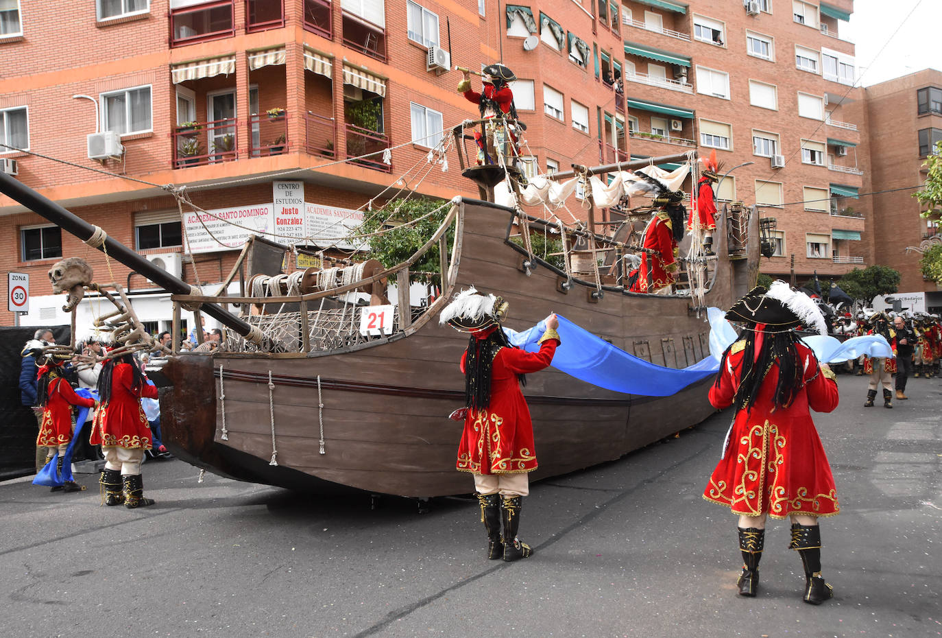 El impresionante barco del capitán Joe-ho ha Siro el estandarte de los piratas de Umsuka Imbali.
