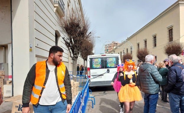 Punto de avituallamiento habilitado en las traseras del teatro, con vallas que piden el acceso por la acera, y furgoneta aparcada a la que está sujeta una valla, en un momento de poca asistencia de público. Los espectadores llegaron a cubrir todo el espacio y se vivieron momentos de agobio. 