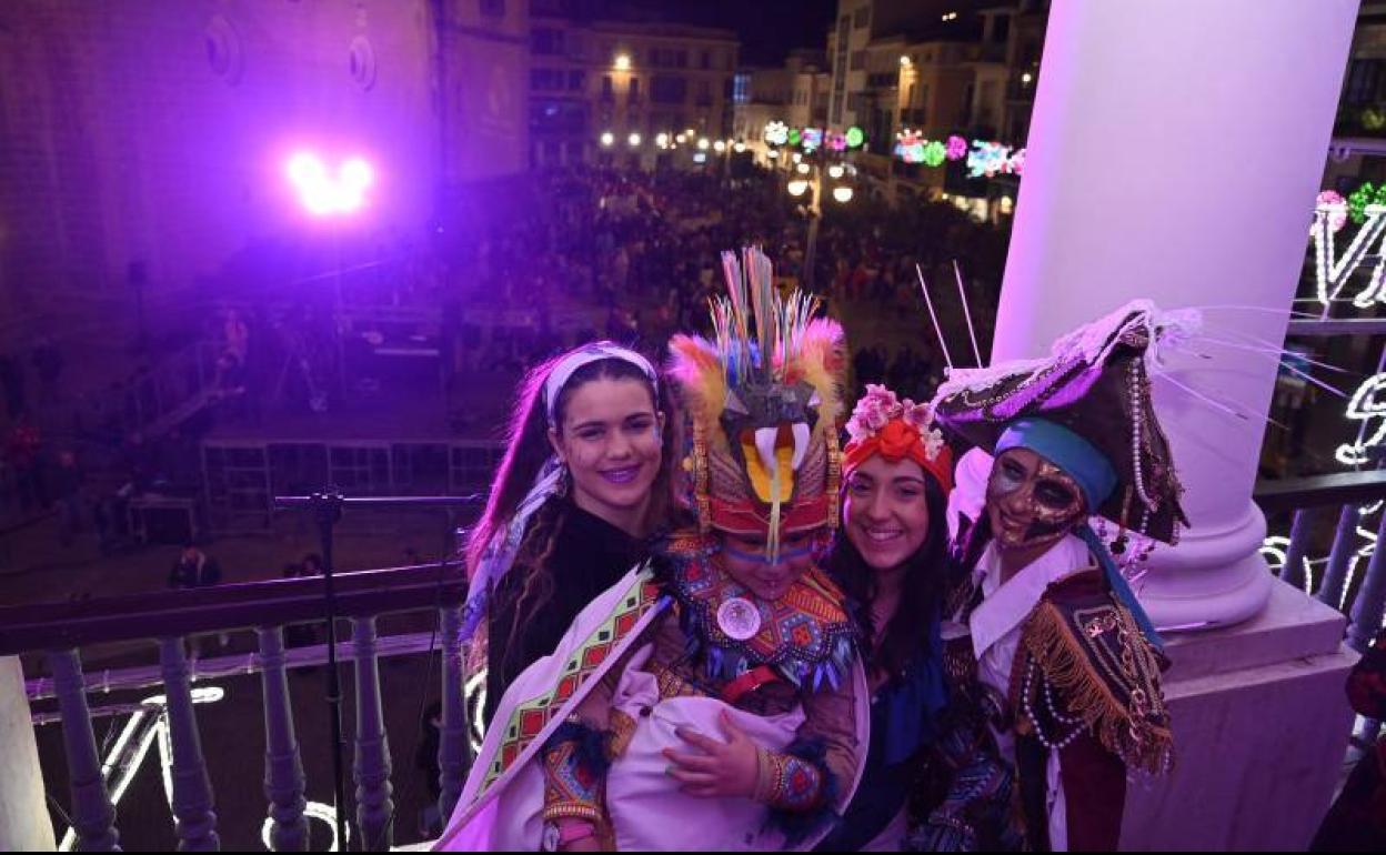 Las pregoneras en la balconada del Ayuntamiento.