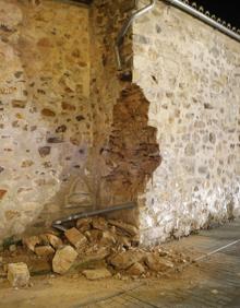 Imagen secundaria 2 - Un camión impacta contra la ermita de la Soledad de Cáceres y derriba parte de la fachada