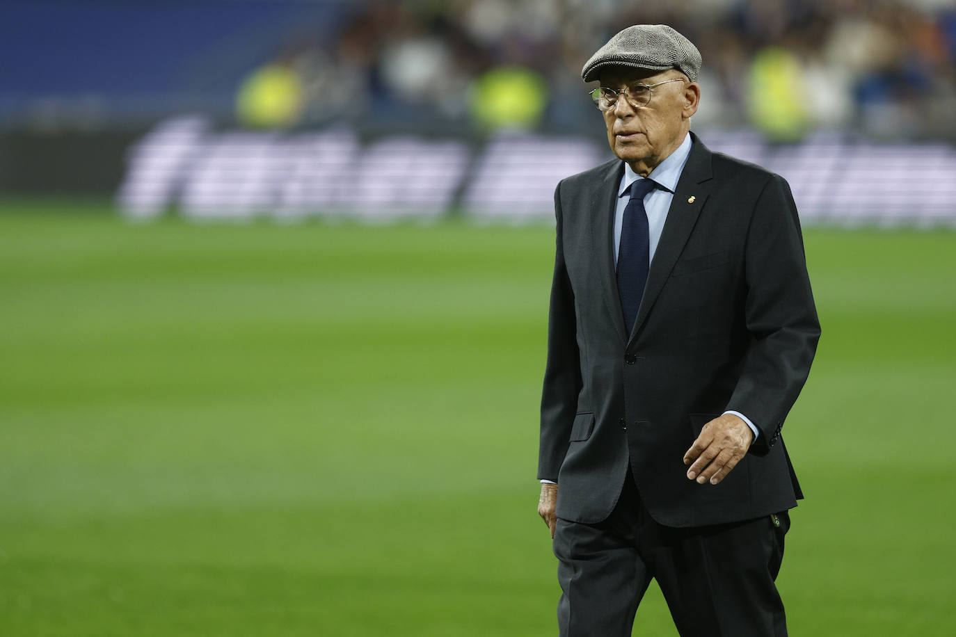 Amancio Amaro, como presidente de honor del Real Madrid, en el césped del Santiago Bernabéu.