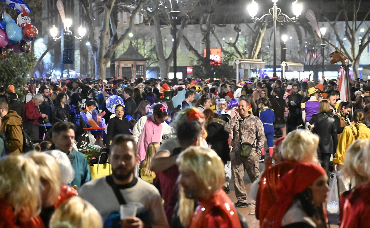 Gente disfrutando del Carnaval la noche de este lunes en el Paseo de San Francisco, en Badajoz.